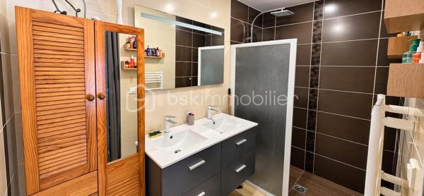 "VISITE VIRTUELLE DISPONIBLE SUR DEMANDE"
À seulement 5 minutes de Josselin et de Ploërmel, venez découvrir cette charmante maison rénovée de 98 m², offrant confort et fonctionnalité, le tout sur un terrain d’environ 400 m².

Mitoyenne d’un seul côté, uniquement sur la partie avant de la maison, cette habitation édifiée sur cave propose une distribution agréable et bien pensée.

Au rez-de-chaussée, vous profiterez d’une pièce de vie conviviale comprenant un salon, un séjour et une cuisine aménagée ouverte, créant un espace chaleureux et accueillant.

Ce niveau dispose également d’une suite parentale avec accès direct à la terrasse par une baie vitrée, ainsi que d’un WC indépendant, permettant une vie de plain-pied.

À l’étage, une mezzanine offre un espace supplémentaire idéal pour aménager un bureau ou un coin détente. Vous y trouverez également deux chambres et une salle de bains avec WC.

À l’extérieur, vous apprécierez la terrasse attenante à la pièce de vie et à la suite parentale, idéale pour profiter des beaux jours, ainsi que le terrain d’environ 400 m².

Côté confort :

Chauffage par poêle à granulés

Bonne performance énergétique : DPE C

Assainissement individuel conforme aux normes

Maison rénovée

Cave offrant un espace de rangement supplémentaire

Une maison chaleureuse et fonctionnelle, idéale pour une famille ou un premier achat, alliant le confort d’une rénovation, une bonne performance énergétique et une situation privilégiée à proximité de Josselin et de Ploërmel.