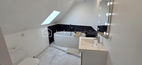 "VISITE VIRTUELLE DISPONIBLE SUR DEMANDE"
À seulement 5 minutes de Josselin et de Ploërmel, venez découvrir cette charmante maison rénovée de 98 m², offrant confort et fonctionnalité, le tout sur un terrain d’environ 400 m².

Mitoyenne d’un seul côté, uniquement sur la partie avant de la maison, cette habitation édifiée sur cave propose une distribution agréable et bien pensée.

Au rez-de-chaussée, vous profiterez d’une pièce de vie conviviale comprenant un salon, un séjour et une cuisine aménagée ouverte, créant un espace chaleureux et accueillant.

Ce niveau dispose également d’une suite parentale avec accès direct à la terrasse par une baie vitrée, ainsi que d’un WC indépendant, permettant une vie de plain-pied.

À l’étage, une mezzanine offre un espace supplémentaire idéal pour aménager un bureau ou un coin détente. Vous y trouverez également deux chambres et une salle de bains avec WC.

À l’extérieur, vous apprécierez la terrasse attenante à la pièce de vie et à la suite parentale, idéale pour profiter des beaux jours, ainsi que le terrain d’environ 400 m².

Côté confort :

Chauffage par poêle à granulés

Bonne performance énergétique : DPE C

Assainissement individuel conforme aux normes

Maison rénovée

Cave offrant un espace de rangement supplémentaire

Une maison chaleureuse et fonctionnelle, idéale pour une famille ou un premier achat, alliant le confort d’une rénovation, une bonne performance énergétique et une situation privilégiée à proximité de Josselin et de Ploërmel.