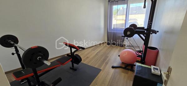 "VISITE VIRTUELLE DISPONIBLE SUR DEMANDE"
À seulement 5 minutes de Josselin et de Ploërmel, venez découvrir cette charmante maison rénovée de 98 m², offrant confort et fonctionnalité, le tout sur un terrain d’environ 400 m².

Mitoyenne d’un seul côté, uniquement sur la partie avant de la maison, cette habitation édifiée sur cave propose une distribution agréable et bien pensée.

Au rez-de-chaussée, vous profiterez d’une pièce de vie conviviale comprenant un salon, un séjour et une cuisine aménagée ouverte, créant un espace chaleureux et accueillant.

Ce niveau dispose également d’une suite parentale avec accès direct à la terrasse par une baie vitrée, ainsi que d’un WC indépendant, permettant une vie de plain-pied.

À l’étage, une mezzanine offre un espace supplémentaire idéal pour aménager un bureau ou un coin détente. Vous y trouverez également deux chambres et une salle de bains avec WC.

À l’extérieur, vous apprécierez la terrasse attenante à la pièce de vie et à la suite parentale, idéale pour profiter des beaux jours, ainsi que le terrain d’environ 400 m².

Côté confort :

Chauffage par poêle à granulés

Bonne performance énergétique : DPE C

Assainissement individuel conforme aux normes

Maison rénovée

Cave offrant un espace de rangement supplémentaire

Une maison chaleureuse et fonctionnelle, idéale pour une famille ou un premier achat, alliant le confort d’une rénovation, une bonne performance énergétique et une situation privilégiée à proximité de Josselin et de Ploërmel.