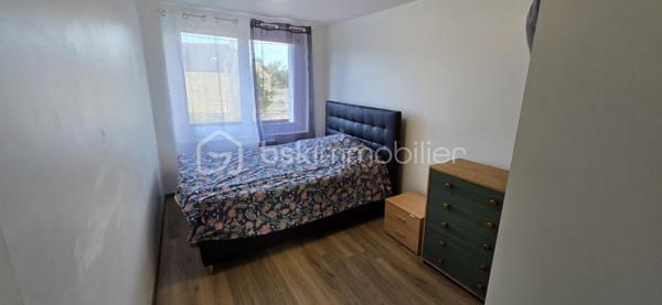 "VISITE VIRTUELLE DISPONIBLE SUR DEMANDE"
À seulement 5 minutes de Josselin et de Ploërmel, venez découvrir cette charmante maison rénovée de 98 m², offrant confort et fonctionnalité, le tout sur un terrain d’environ 400 m².

Mitoyenne d’un seul côté, uniquement sur la partie avant de la maison, cette habitation édifiée sur cave propose une distribution agréable et bien pensée.

Au rez-de-chaussée, vous profiterez d’une pièce de vie conviviale comprenant un salon, un séjour et une cuisine aménagée ouverte, créant un espace chaleureux et accueillant.

Ce niveau dispose également d’une suite parentale avec accès direct à la terrasse par une baie vitrée, ainsi que d’un WC indépendant, permettant une vie de plain-pied.

À l’étage, une mezzanine offre un espace supplémentaire idéal pour aménager un bureau ou un coin détente. Vous y trouverez également deux chambres et une salle de bains avec WC.

À l’extérieur, vous apprécierez la terrasse attenante à la pièce de vie et à la suite parentale, idéale pour profiter des beaux jours, ainsi que le terrain d’environ 400 m².

Côté confort :

Chauffage par poêle à granulés

Bonne performance énergétique : DPE C

Assainissement individuel conforme aux normes

Maison rénovée

Cave offrant un espace de rangement supplémentaire

Une maison chaleureuse et fonctionnelle, idéale pour une famille ou un premier achat, alliant le confort d’une rénovation, une bonne performance énergétique et une situation privilégiée à proximité de Josselin et de Ploërmel.
