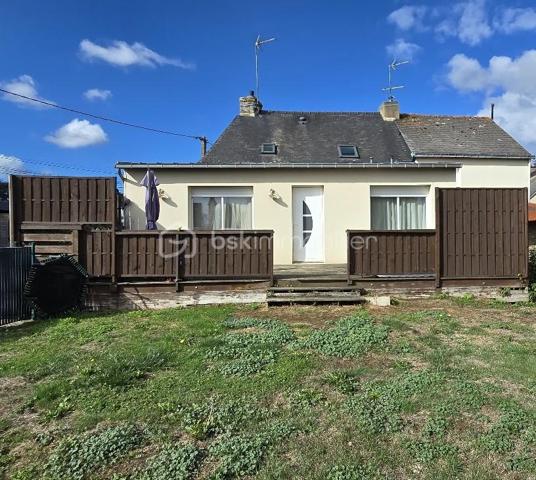"VISITE VIRTUELLE DISPONIBLE SUR DEMANDE"
À seulement 5 minutes de Josselin et de Ploërmel, venez découvrir cette charmante maison rénovée de 98 m², offrant confort et fonctionnalité, le tout sur un terrain d’environ 400 m².

Mitoyenne d’un seul côté, uniquement sur la partie avant de la maison, cette habitation édifiée sur cave propose une distribution agréable et bien pensée.

Au rez-de-chaussée, vous profiterez d’une pièce de vie conviviale comprenant un salon, un séjour et une cuisine aménagée ouverte, créant un espace chaleureux et accueillant.

Ce niveau dispose également d’une suite parentale avec accès direct à la terrasse par une baie vitrée, ainsi que d’un WC indépendant, permettant une vie de plain-pied.

À l’étage, une mezzanine offre un espace supplémentaire idéal pour aménager un bureau ou un coin détente. Vous y trouverez également deux chambres et une salle de bains avec WC.

À l’extérieur, vous apprécierez la terrasse attenante à la pièce de vie et à la suite parentale, idéale pour profiter des beaux jours, ainsi que le terrain d’environ 400 m².

Côté confort :

Chauffage par poêle à granulés

Bonne performance énergétique : DPE C

Assainissement individuel conforme aux normes

Maison rénovée

Cave offrant un espace de rangement supplémentaire

Une maison chaleureuse et fonctionnelle, idéale pour une famille ou un premier achat, alliant le confort d’une rénovation, une bonne performance énergétique et une situation privilégiée à proximité de Josselin et de Ploërmel.