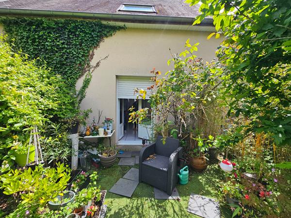 A vendre Angers secteur Saint Jacques, Immeuble en pleine propriété, 4 appartements type2 dont deux avec jardin, plus 3 garages fermés.