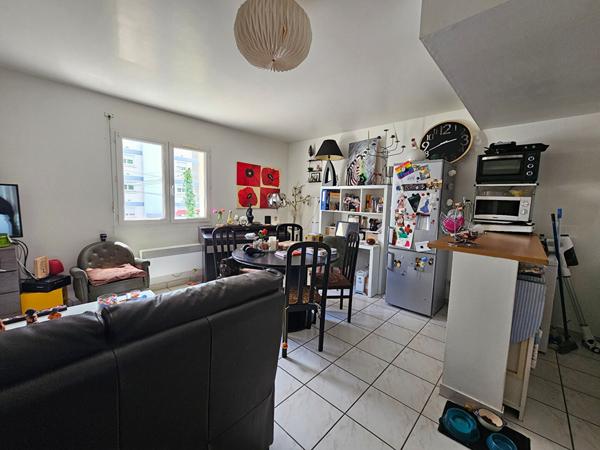 A vendre Angers secteur Saint Jacques, Immeuble en pleine propriété, 4 appartements type2 dont deux avec jardin, plus 3 garages fermés.