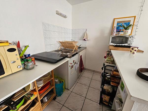 A vendre Angers secteur Saint Jacques, Immeuble en pleine propriété, 4 appartements type2 dont deux avec jardin, plus 3 garages fermés.