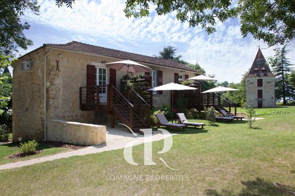 Condom (32100) Élégant Manoir du XVIIIe siècle avec Tours au coeur de la Gascogne