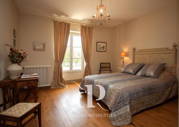 Condom (32100) Élégant Manoir du XVIIIe siècle avec Tours au coeur de la Gascogne