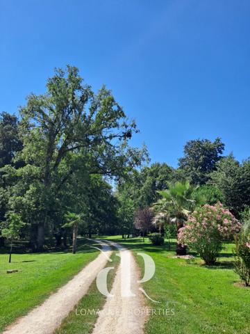 Condom (32100) Élégant Manoir du XVIIIe siècle avec Tours au coeur de la Gascogne