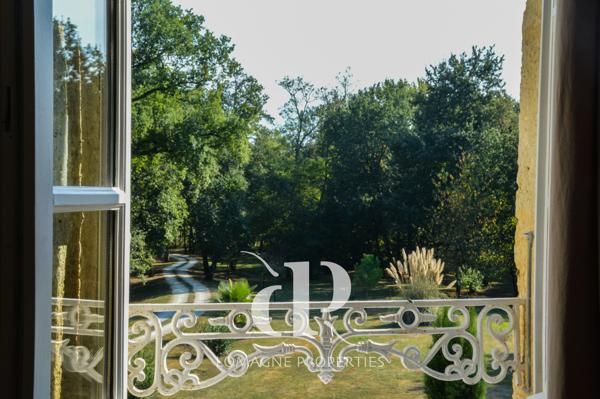 Condom (32100) Élégant Manoir du XVIIIe siècle avec Tours au coeur de la Gascogne