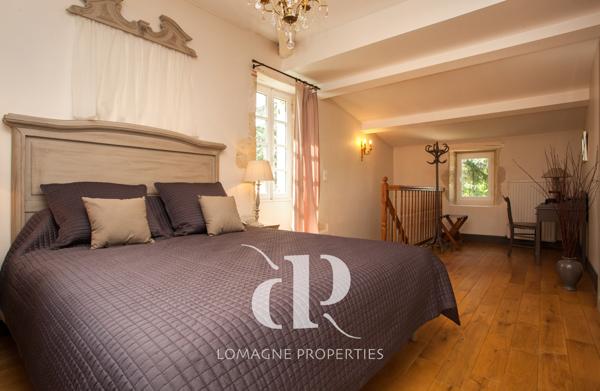 Condom (32100) Élégant Manoir du XVIIIe siècle avec Tours au coeur de la Gascogne