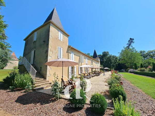 Condom (32100) Élégant Manoir du XVIIIe siècle avec Tours au coeur de la Gascogne