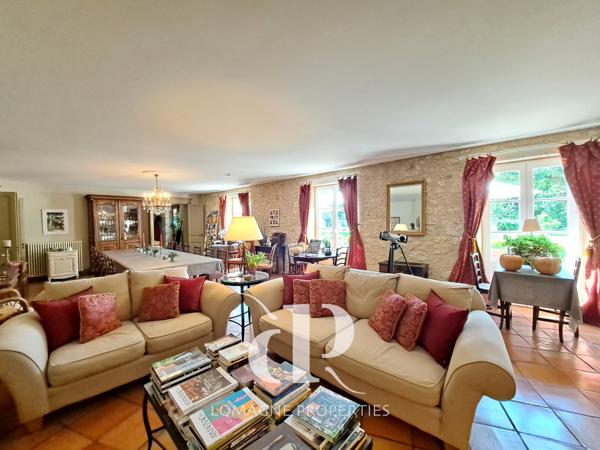 Condom (32100) Élégant Manoir du XVIIIe siècle avec Tours au coeur de la Gascogne