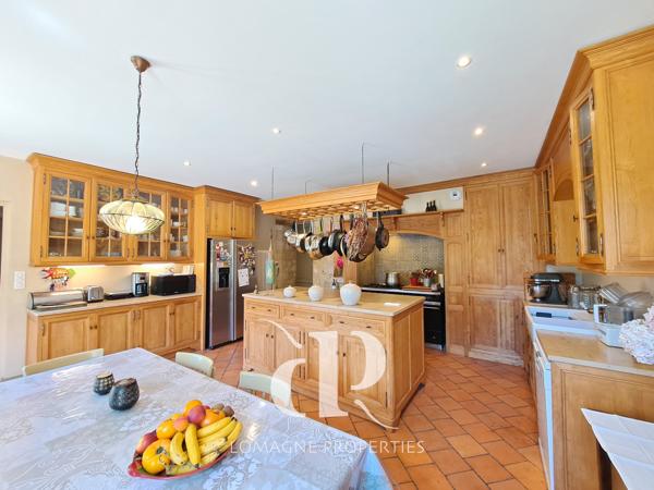 Condom (32100) Élégant Manoir du XVIIIe siècle avec Tours au coeur de la Gascogne