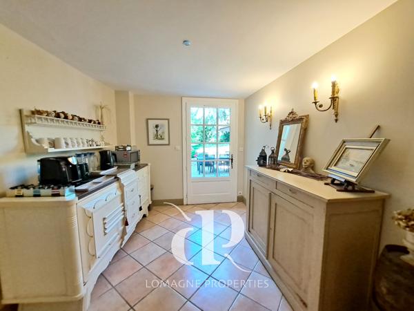 Condom (32100) Élégant Manoir du XVIIIe siècle avec Tours au coeur de la Gascogne