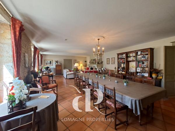 Condom (32100) Élégant Manoir du XVIIIe siècle avec Tours au coeur de la Gascogne