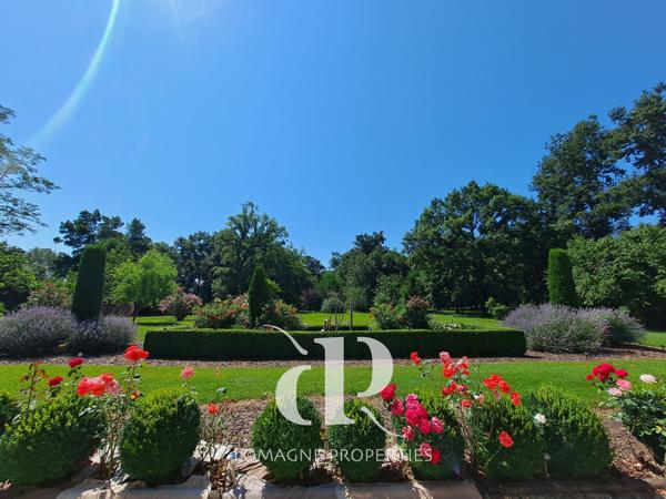 Condom (32100) Élégant Manoir du XVIIIe siècle avec Tours au coeur de la Gascogne