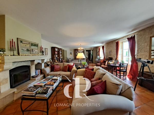 Condom (32100) Élégant Manoir du XVIIIe siècle avec Tours au coeur de la Gascogne