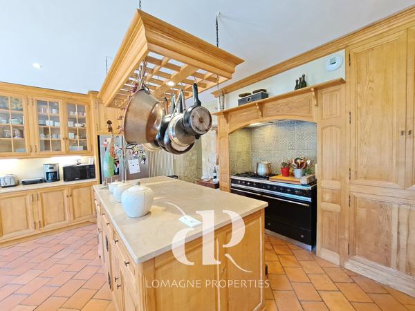 Condom (32100) Élégant Manoir du XVIIIe siècle avec Tours au coeur de la Gascogne