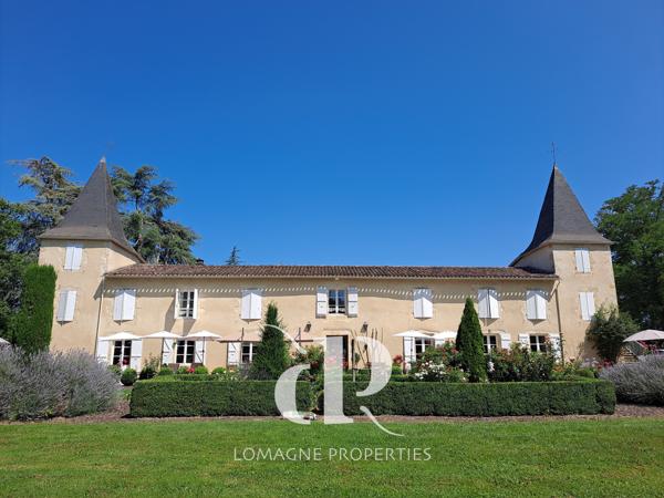 Condom (32100) Élégant Manoir du XVIIIe siècle avec Tours au coeur de la Gascogne