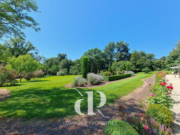 Condom (32100) Élégant Manoir du XVIIIe siècle avec Tours au coeur de la Gascogne