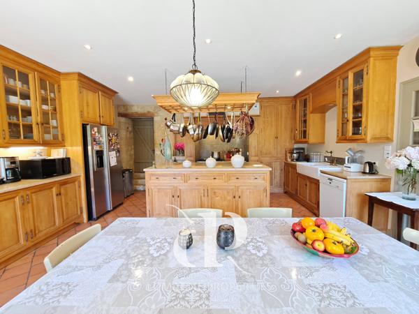 Condom (32100) Élégant Manoir du XVIIIe siècle avec Tours au coeur de la Gascogne