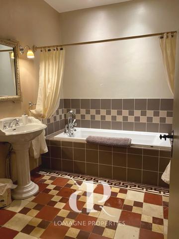 Condom (32100) Élégant Manoir du XVIIIe siècle avec Tours au coeur de la Gascogne