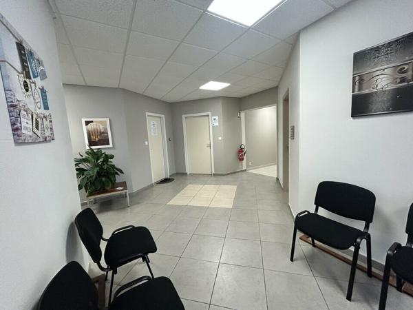 Axe principal de Gourdon - Bureaux 400 m² divisibles à louer