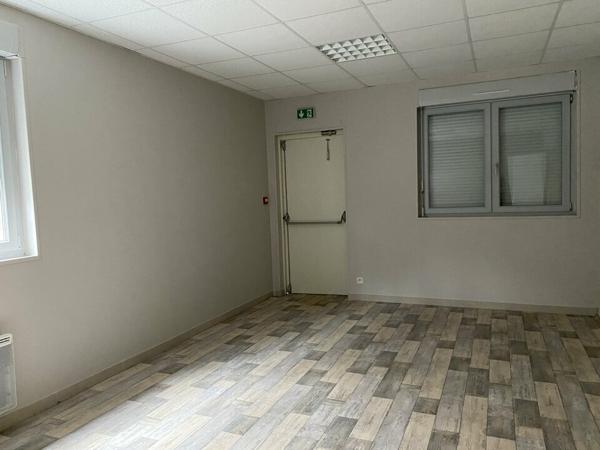 Axe principal de Gourdon - Bureaux 400 m² divisibles à louer