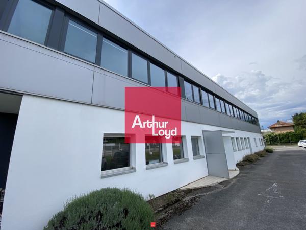Bureaux à louer 149 m² à Echirolles avec parking privatif et accès bus