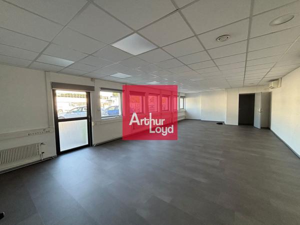 Bureaux à louer 149 m² à Echirolles avec parking privatif et accès bus