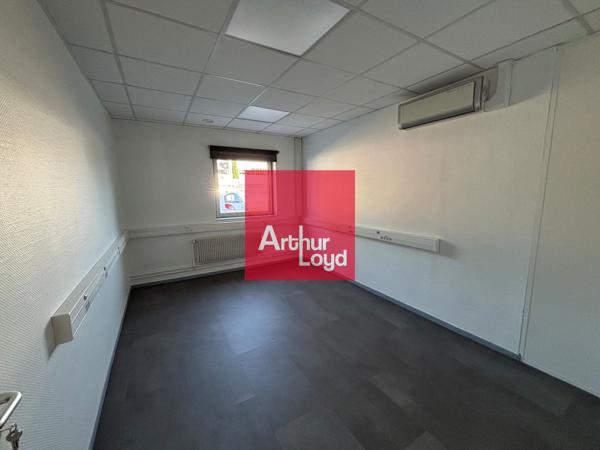 Bureaux à louer 149 m² à Echirolles avec parking privatif et accès bus