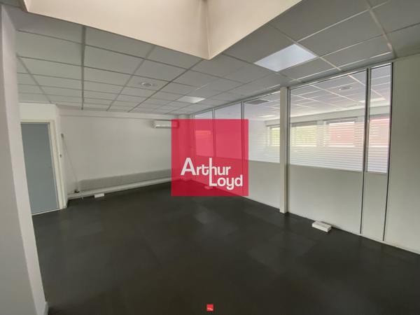 Bureaux à louer 149 m² à Echirolles avec parking privatif et accès bus
