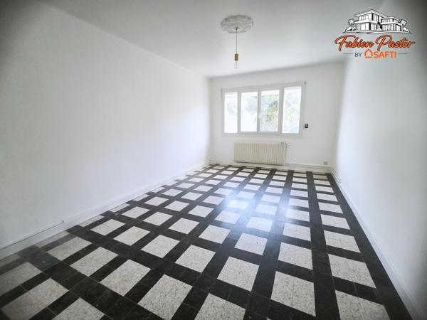 Maison de ville rénovée avec garage et jardin