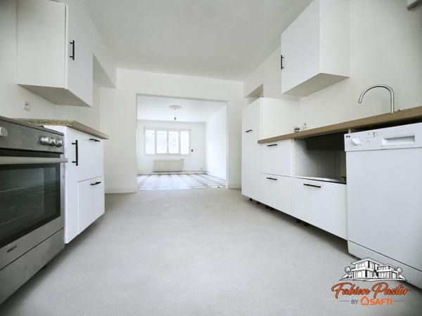 Maison de ville rénovée avec garage et jardin