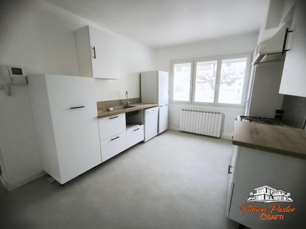 Maison de ville rénovée avec garage et jardin