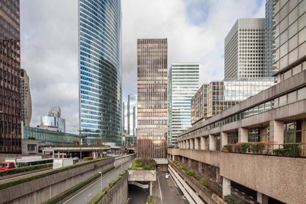 Bureaux à vendre à Puteaux La Défense dans un immeuble sécurisé avec services