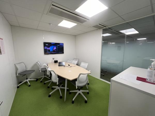 Bureaux à vendre à Puteaux La Défense dans un immeuble sécurisé avec services