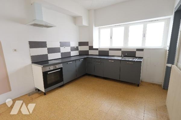 À proximité du centre-ville, maison spacieuse idéale pour investisseur ou résidence principale.