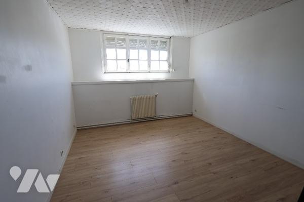 À proximité du centre-ville, maison spacieuse idéale pour investisseur ou résidence principale.