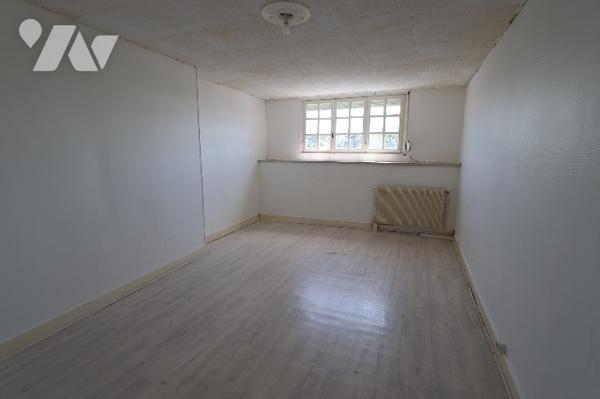 À proximité du centre-ville, maison spacieuse idéale pour investisseur ou résidence principale.