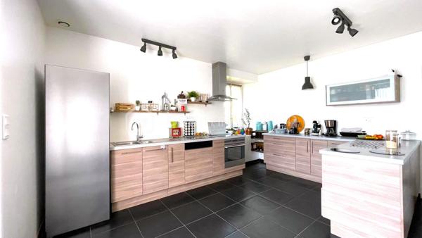 Au bout d’une impasse calme dans le secteur recherché de Cornillé, découvrez cette longère de caractère où le charme authentique rencontre une rénovation contemporaine soignée. Sise sur un parc clos et arboré de 1 880 m², elle offre un cadre de vie bucolique sans aucun compromis sur la mobilité : l'axe Rennes-Paris est à 5 minutes et la gare de Châteaubourg à 10 minutes.

L’intérieur se distingue par ses volumes baignés de lumière. La pièce de vie, chaleureuse avec son poêle à granulés, communique avec une vaste cuisine dînatoire haut de gamme. Le rez-de-chaussée permet une vie de plain-pied grâce à deux chambres et une salle de bain dédiée. À l’étage, le palier dessert trois grandes chambres et une salle de bain complète (douche et baignoire). Un grand cellier-buanderie et un jardin impeccable complètent ce bien rare, prêt à emménager.