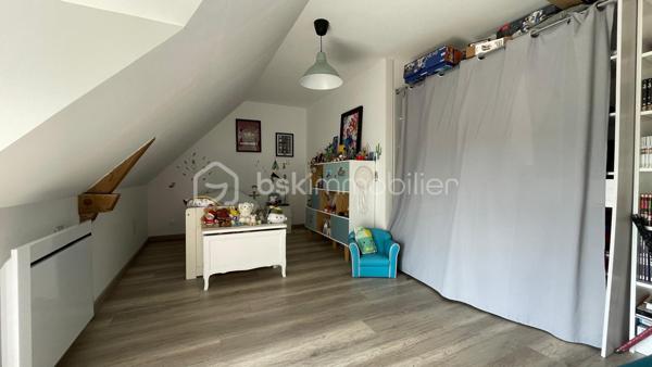Au bout d’une impasse calme dans le secteur recherché de Cornillé, découvrez cette longère de caractère où le charme authentique rencontre une rénovation contemporaine soignée. Sise sur un parc clos et arboré de 1 880 m², elle offre un cadre de vie bucolique sans aucun compromis sur la mobilité : l'axe Rennes-Paris est à 5 minutes et la gare de Châteaubourg à 10 minutes.

L’intérieur se distingue par ses volumes baignés de lumière. La pièce de vie, chaleureuse avec son poêle à granulés, communique avec une vaste cuisine dînatoire haut de gamme. Le rez-de-chaussée permet une vie de plain-pied grâce à deux chambres et une salle de bain dédiée. À l’étage, le palier dessert trois grandes chambres et une salle de bain complète (douche et baignoire). Un grand cellier-buanderie et un jardin impeccable complètent ce bien rare, prêt à emménager.