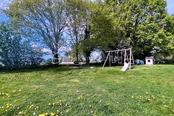 Au bout d’une impasse calme dans le secteur recherché de Cornillé, découvrez cette longère de caractère où le charme authentique rencontre une rénovation contemporaine soignée. Sise sur un parc clos et arboré de 1 880 m², elle offre un cadre de vie bucolique sans aucun compromis sur la mobilité : l'axe Rennes-Paris est à 5 minutes et la gare de Châteaubourg à 10 minutes.

L’intérieur se distingue par ses volumes baignés de lumière. La pièce de vie, chaleureuse avec son poêle à granulés, communique avec une vaste cuisine dînatoire haut de gamme. Le rez-de-chaussée permet une vie de plain-pied grâce à deux chambres et une salle de bain dédiée. À l’étage, le palier dessert trois grandes chambres et une salle de bain complète (douche et baignoire). Un grand cellier-buanderie et un jardin impeccable complètent ce bien rare, prêt à emménager.