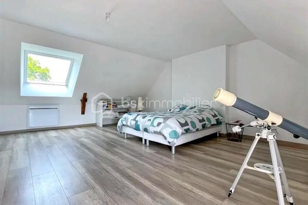 Au bout d’une impasse calme dans le secteur recherché de Cornillé, découvrez cette longère de caractère où le charme authentique rencontre une rénovation contemporaine soignée. Sise sur un parc clos et arboré de 1 880 m², elle offre un cadre de vie bucolique sans aucun compromis sur la mobilité : l'axe Rennes-Paris est à 5 minutes et la gare de Châteaubourg à 10 minutes.

L’intérieur se distingue par ses volumes baignés de lumière. La pièce de vie, chaleureuse avec son poêle à granulés, communique avec une vaste cuisine dînatoire haut de gamme. Le rez-de-chaussée permet une vie de plain-pied grâce à deux chambres et une salle de bain dédiée. À l’étage, le palier dessert trois grandes chambres et une salle de bain complète (douche et baignoire). Un grand cellier-buanderie et un jardin impeccable complètent ce bien rare, prêt à emménager.