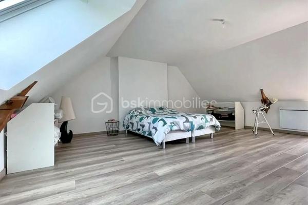 Au bout d’une impasse calme dans le secteur recherché de Cornillé, découvrez cette longère de caractère où le charme authentique rencontre une rénovation contemporaine soignée. Sise sur un parc clos et arboré de 1 880 m², elle offre un cadre de vie bucolique sans aucun compromis sur la mobilité : l'axe Rennes-Paris est à 5 minutes et la gare de Châteaubourg à 10 minutes.

L’intérieur se distingue par ses volumes baignés de lumière. La pièce de vie, chaleureuse avec son poêle à granulés, communique avec une vaste cuisine dînatoire haut de gamme. Le rez-de-chaussée permet une vie de plain-pied grâce à deux chambres et une salle de bain dédiée. À l’étage, le palier dessert trois grandes chambres et une salle de bain complète (douche et baignoire). Un grand cellier-buanderie et un jardin impeccable complètent ce bien rare, prêt à emménager.