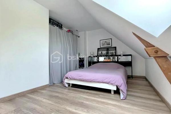Au bout d’une impasse calme dans le secteur recherché de Cornillé, découvrez cette longère de caractère où le charme authentique rencontre une rénovation contemporaine soignée. Sise sur un parc clos et arboré de 1 880 m², elle offre un cadre de vie bucolique sans aucun compromis sur la mobilité : l'axe Rennes-Paris est à 5 minutes et la gare de Châteaubourg à 10 minutes.

L’intérieur se distingue par ses volumes baignés de lumière. La pièce de vie, chaleureuse avec son poêle à granulés, communique avec une vaste cuisine dînatoire haut de gamme. Le rez-de-chaussée permet une vie de plain-pied grâce à deux chambres et une salle de bain dédiée. À l’étage, le palier dessert trois grandes chambres et une salle de bain complète (douche et baignoire). Un grand cellier-buanderie et un jardin impeccable complètent ce bien rare, prêt à emménager.