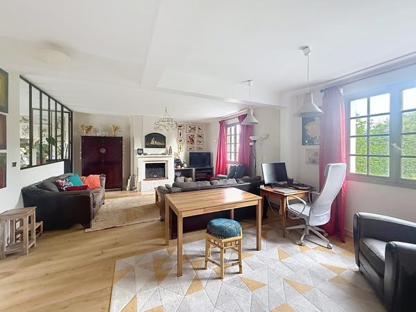 À vendre - Maison individuelle, 8 pièces située à Tours (37100)