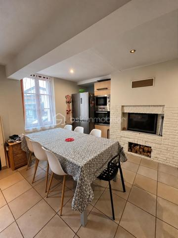 Au cœur de Merville, découvrez cette maison de village d'environ 103 m², offrant de beaux volumes et une configuration qui lui confère beaucoup de caractère.
Au rez-de-chaussée, la maison propose une pièce de vie avec cuisine ouverte, ainsi qu'un salon indépendant donnant directement accès à une petite cour aménagée. Un espace bureau ainsi qu'une salle d'eau avec WC complètent ce niveau.
À l'étage, l'espace nuit se compose de trois chambres, d'une salle de bains et de toilettes indépendantes. Une spacieuse mezzanine bénéficiant d'une belle hauteur sous plafond et d'un apport de lumière naturelle par une fenêtre de toit complète l'ensemble. Actuellement aménagée en espace détente et loisirs, elle offre un volume supplémentaire appréciable tout en assurant la distribution des différentes pièces.
À l'extérieur, une petite cour à l'abri des regards, aménagée en terrasse et accessible directement depuis le salon, offre un espace agréable et facile à entretenir.
La maison est mitoyenne avec une habitation d'un seul côté. 
Sa situation en cœur de village permet de profiter à pied des commerces, services et commodités de Merville : boulangerie, commerces, écoles, transports et services se trouvent à proximité immédiate.
Une maison de village aux volumes intéressants, idéale pour ceux qui recherchent trois chambres, une distribution originale et un extérieur sans les contraintes d'entretien d'un grand jardin.