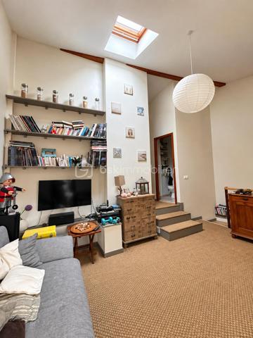 Au cœur de Merville, découvrez cette maison de village d'environ 103 m², offrant de beaux volumes et une configuration qui lui confère beaucoup de caractère.
Au rez-de-chaussée, la maison propose une pièce de vie avec cuisine ouverte, ainsi qu'un salon indépendant donnant directement accès à une petite cour aménagée. Un espace bureau ainsi qu'une salle d'eau avec WC complètent ce niveau.
À l'étage, l'espace nuit se compose de trois chambres, d'une salle de bains et de toilettes indépendantes. Une spacieuse mezzanine bénéficiant d'une belle hauteur sous plafond et d'un apport de lumière naturelle par une fenêtre de toit complète l'ensemble. Actuellement aménagée en espace détente et loisirs, elle offre un volume supplémentaire appréciable tout en assurant la distribution des différentes pièces.
À l'extérieur, une petite cour à l'abri des regards, aménagée en terrasse et accessible directement depuis le salon, offre un espace agréable et facile à entretenir.
La maison est mitoyenne avec une habitation d'un seul côté. 
Sa situation en cœur de village permet de profiter à pied des commerces, services et commodités de Merville : boulangerie, commerces, écoles, transports et services se trouvent à proximité immédiate.
Une maison de village aux volumes intéressants, idéale pour ceux qui recherchent trois chambres, une distribution originale et un extérieur sans les contraintes d'entretien d'un grand jardin.