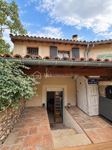 Au cœur de Merville, découvrez cette maison de village d'environ 103 m², offrant de beaux volumes et une configuration qui lui confère beaucoup de caractère.
Au rez-de-chaussée, la maison propose une pièce de vie avec cuisine ouverte, ainsi qu'un salon indépendant donnant directement accès à une petite cour aménagée. Un espace bureau ainsi qu'une salle d'eau avec WC complètent ce niveau.
À l'étage, l'espace nuit se compose de trois chambres, d'une salle de bains et de toilettes indépendantes. Une spacieuse mezzanine bénéficiant d'une belle hauteur sous plafond et d'un apport de lumière naturelle par une fenêtre de toit complète l'ensemble. Actuellement aménagée en espace détente et loisirs, elle offre un volume supplémentaire appréciable tout en assurant la distribution des différentes pièces.
À l'extérieur, une petite cour à l'abri des regards, aménagée en terrasse et accessible directement depuis le salon, offre un espace agréable et facile à entretenir.
La maison est mitoyenne avec une habitation d'un seul côté. 
Sa situation en cœur de village permet de profiter à pied des commerces, services et commodités de Merville : boulangerie, commerces, écoles, transports et services se trouvent à proximité immédiate.
Une maison de village aux volumes intéressants, idéale pour ceux qui recherchent trois chambres, une distribution originale et un extérieur sans les contraintes d'entretien d'un grand jardin.