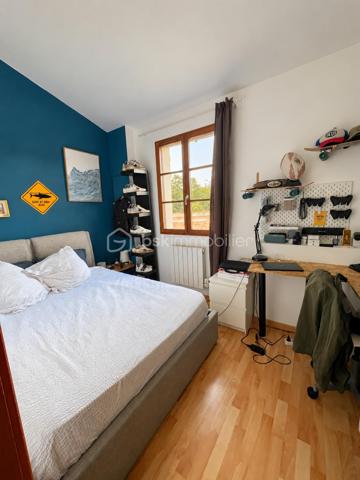 Au cœur de Merville, découvrez cette maison de village d'environ 103 m², offrant de beaux volumes et une configuration qui lui confère beaucoup de caractère.
Au rez-de-chaussée, la maison propose une pièce de vie avec cuisine ouverte, ainsi qu'un salon indépendant donnant directement accès à une petite cour aménagée. Un espace bureau ainsi qu'une salle d'eau avec WC complètent ce niveau.
À l'étage, l'espace nuit se compose de trois chambres, d'une salle de bains et de toilettes indépendantes. Une spacieuse mezzanine bénéficiant d'une belle hauteur sous plafond et d'un apport de lumière naturelle par une fenêtre de toit complète l'ensemble. Actuellement aménagée en espace détente et loisirs, elle offre un volume supplémentaire appréciable tout en assurant la distribution des différentes pièces.
À l'extérieur, une petite cour à l'abri des regards, aménagée en terrasse et accessible directement depuis le salon, offre un espace agréable et facile à entretenir.
La maison est mitoyenne avec une habitation d'un seul côté. 
Sa situation en cœur de village permet de profiter à pied des commerces, services et commodités de Merville : boulangerie, commerces, écoles, transports et services se trouvent à proximité immédiate.
Une maison de village aux volumes intéressants, idéale pour ceux qui recherchent trois chambres, une distribution originale et un extérieur sans les contraintes d'entretien d'un grand jardin.